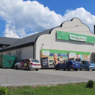 Obiekt sklepu spożywczo-przemysłowego samoobsługowego jako „Delikatesy Centrum”  położonego  w centrum miejscowości Dębno, pow. Brzeski