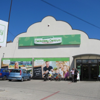 Obiekt sklepu spożywczo-przemysłowego samoobsługowego jako „Delikatesy Centrum”  położonego  w centrum miejscowości Dębno, pow. Brzeski